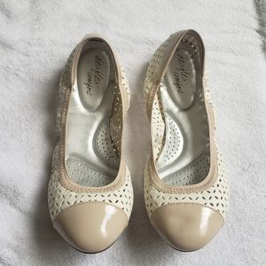 White & Beige Dexflex Comfort Ballet Flat